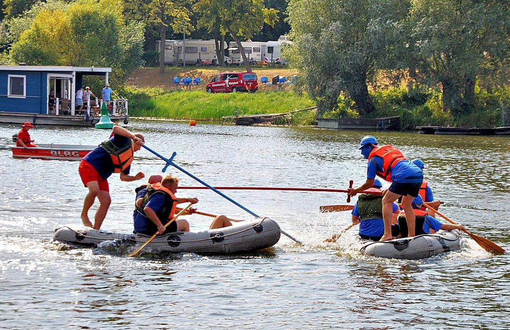 Standfestigkeit ist wieder beim Fischerstechen gefragt.