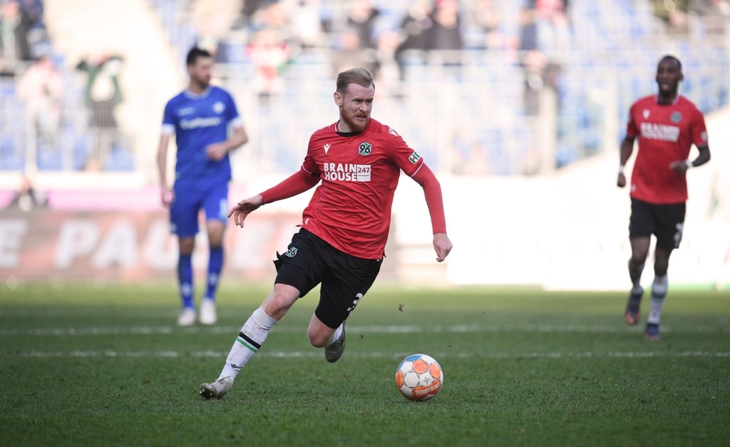 Hannovers Sebastian Kerk spielt den Ball.