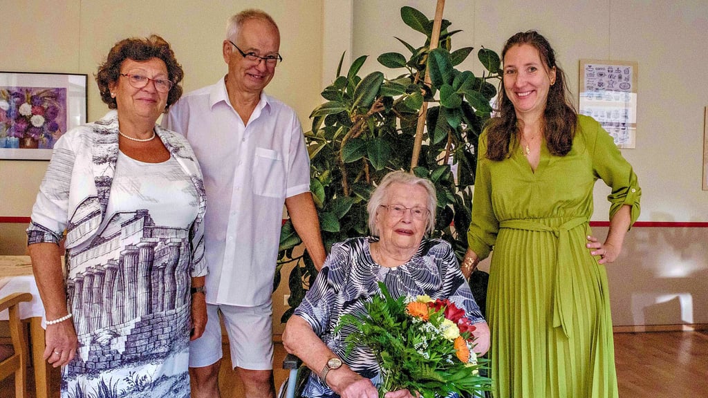 Klara Kulisch feiert ihren 100. Geburtstag. Sohn Wolfgang mit Frau Monika und Ekelin Juliane überraschten sie.