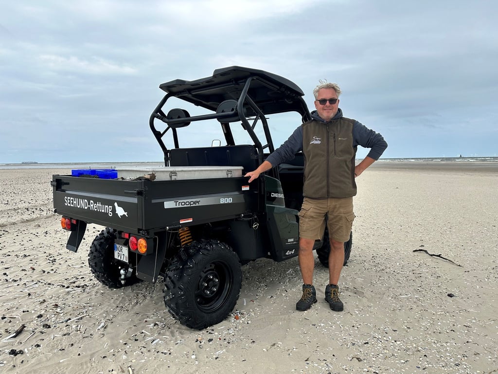 Der ehrenamtliche Seehundretter Eilt Arnold steht an einem Quad am Strand der Insel Wangerooge.
