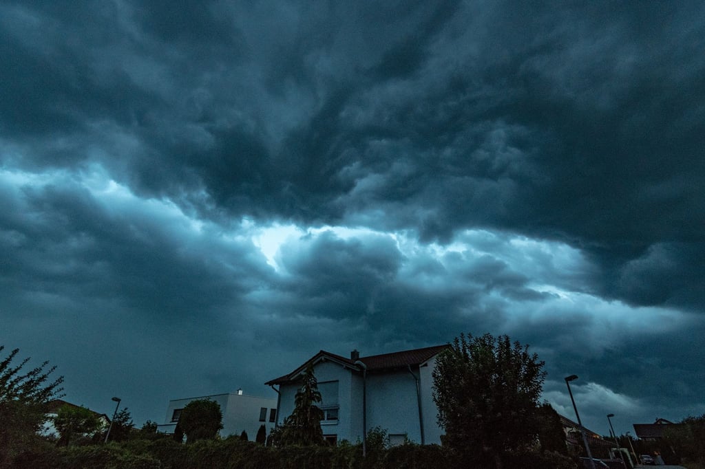 Gewitter und Starkregen ziehen heran: Ist man auf Unwetter gut vorbereitet, können sie am Haus weniger Schaden anrichten.
