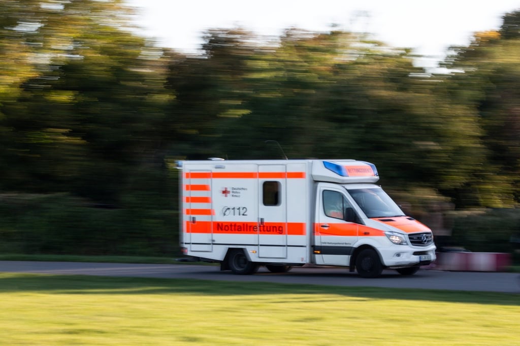 Ein Rettungswagen fährt zu einem Einsatz.