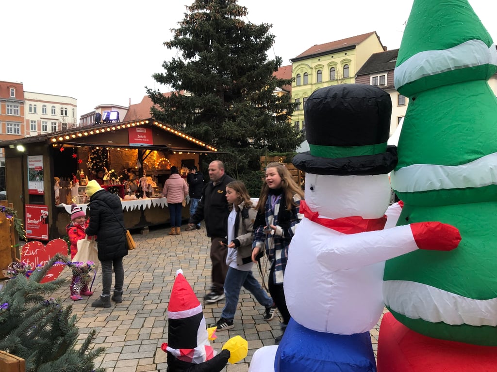 Wenn es nach dem Hauptausschuss geht, bleibt der Weihnachtsmarkt in Zeitz auf dem Altmarkt, hier im Jahr 2022.