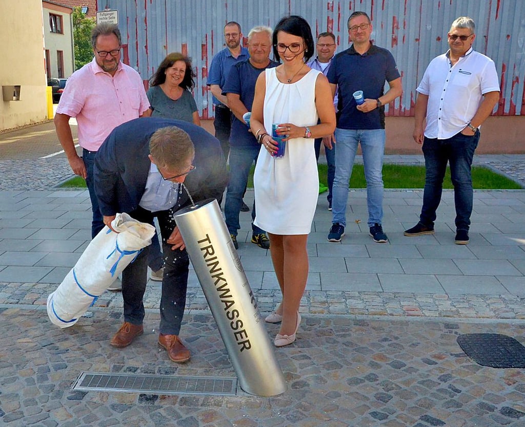 Den ersten Schluck nahm Stadtoberhaupt Bert Knoblauch direkt von der Quelle.
