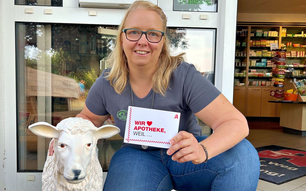 Anne-Kathrin Haus, mit dem Schaf als Maskottchen der Corvinus-Apotheke Colbitz, beteiligt sich an der Postkartenaktion.
