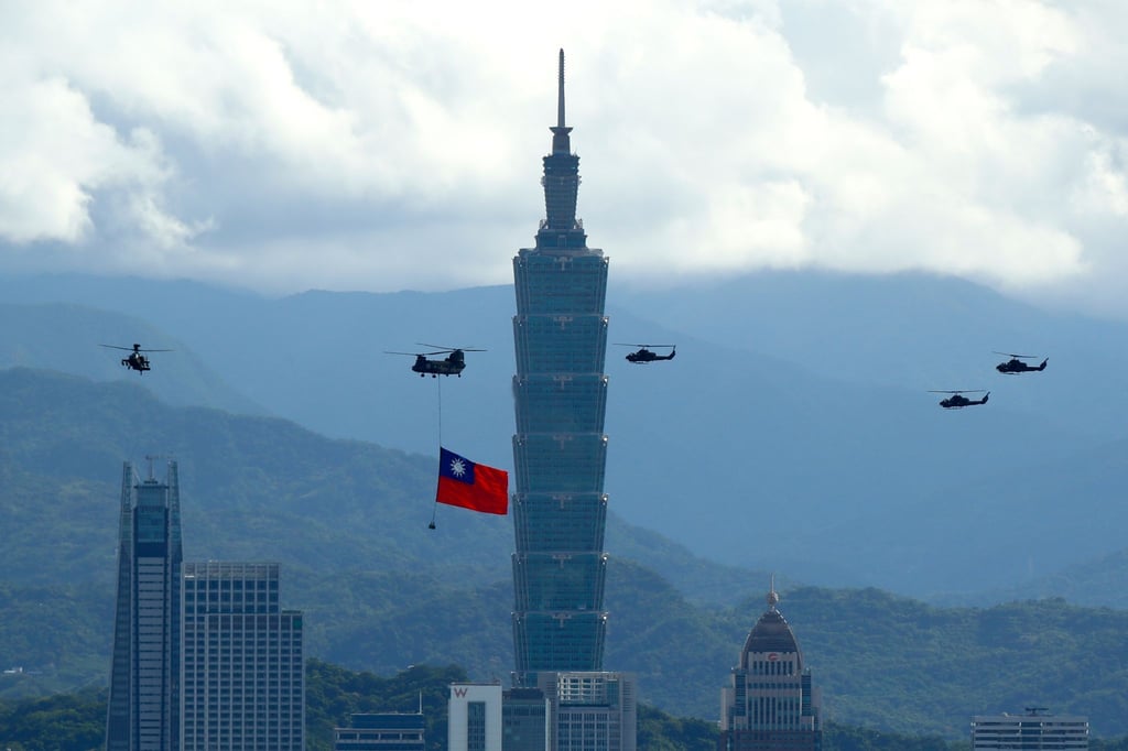 Militärhubschrauber anlässlich Taiwans Nationalfeiertag in Taipeh.