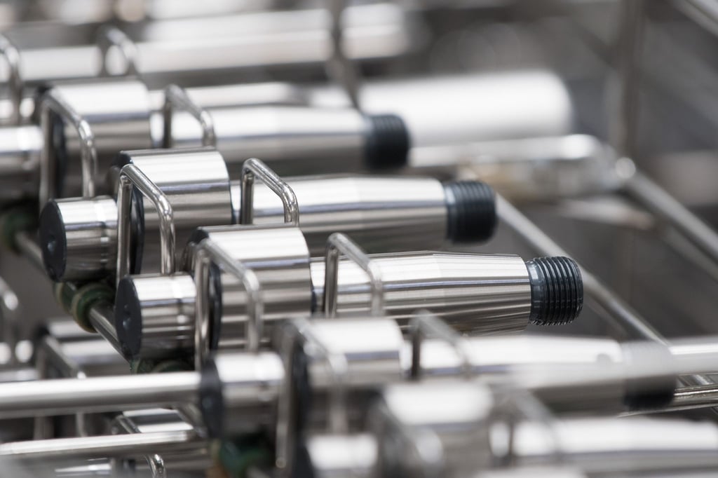 Nockenwellen liegen in der Produktion eines Automobilzulieferers auf einem Gestell.