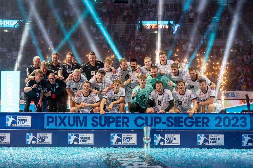 Die Kieler feiern den Gewinn des Supercups.
