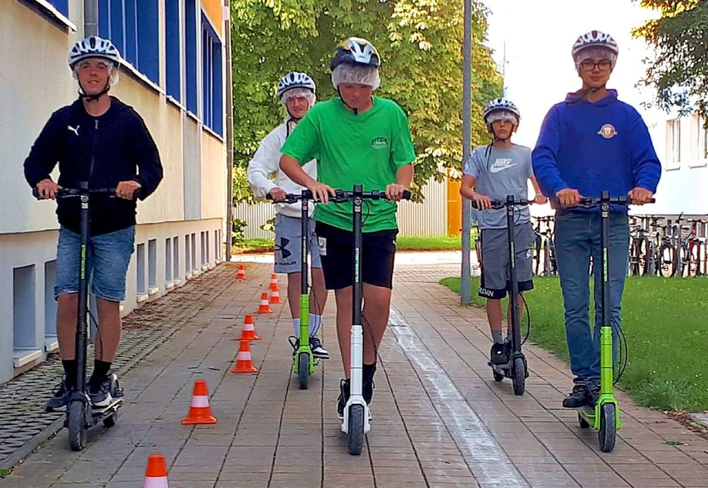 Immer mehr Jugendliche nutzen E-Scooter für ihren Schulweg. Die Achtklässler Collin, Ben Mika, Jaromir, Eddie und Till vom Sportgymnasium testeten die Roller beim Trainingsparcours.