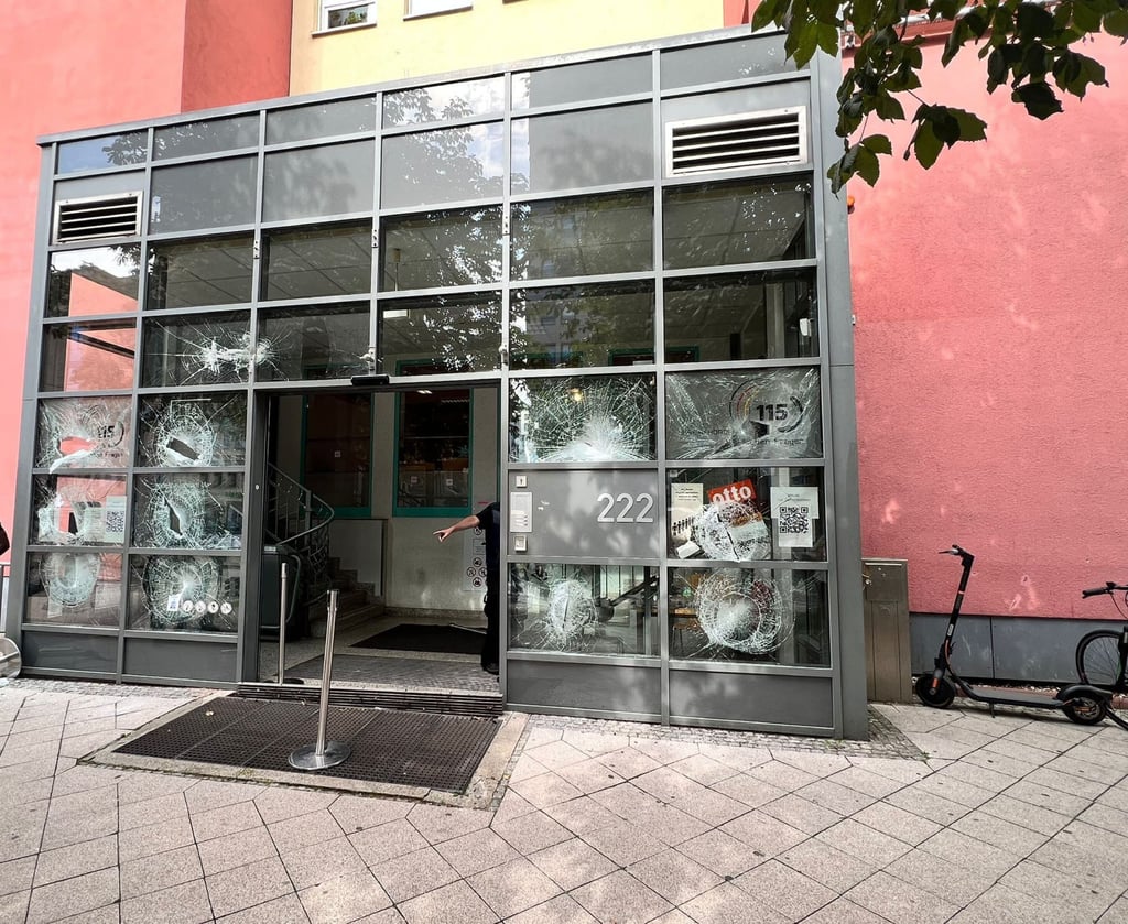 Ein Bild der Schäden, die der 29-Jährige am Haupteingang der Ausländerbehörde Magdeburg angerichtet hatte.