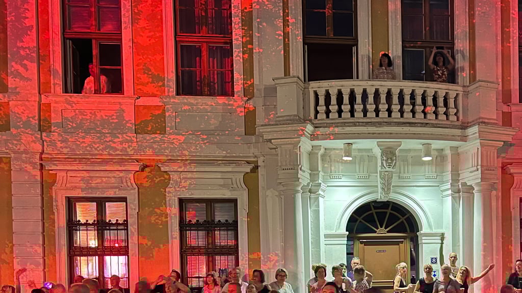 Der Balkon und das Büro des Landtagspräsident während des Konzerts von Roland Kaiser. Die Person am Fenster oben links soll Gunnar Schellenberger sein.