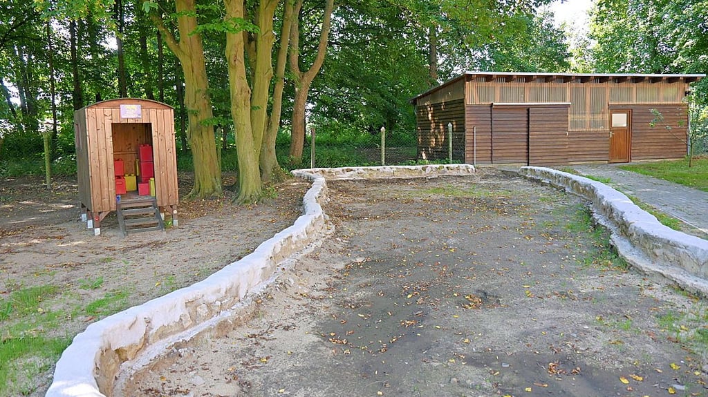 Der große Sandkasten ist komplett ausgebaggert. In wenigen Tagen werden 60 Kubikmeter zertifizierter Sand angeliefert, um den Kasten neu zu befüllen und den Fallschutz an den anderen Geräten zu erneuern.