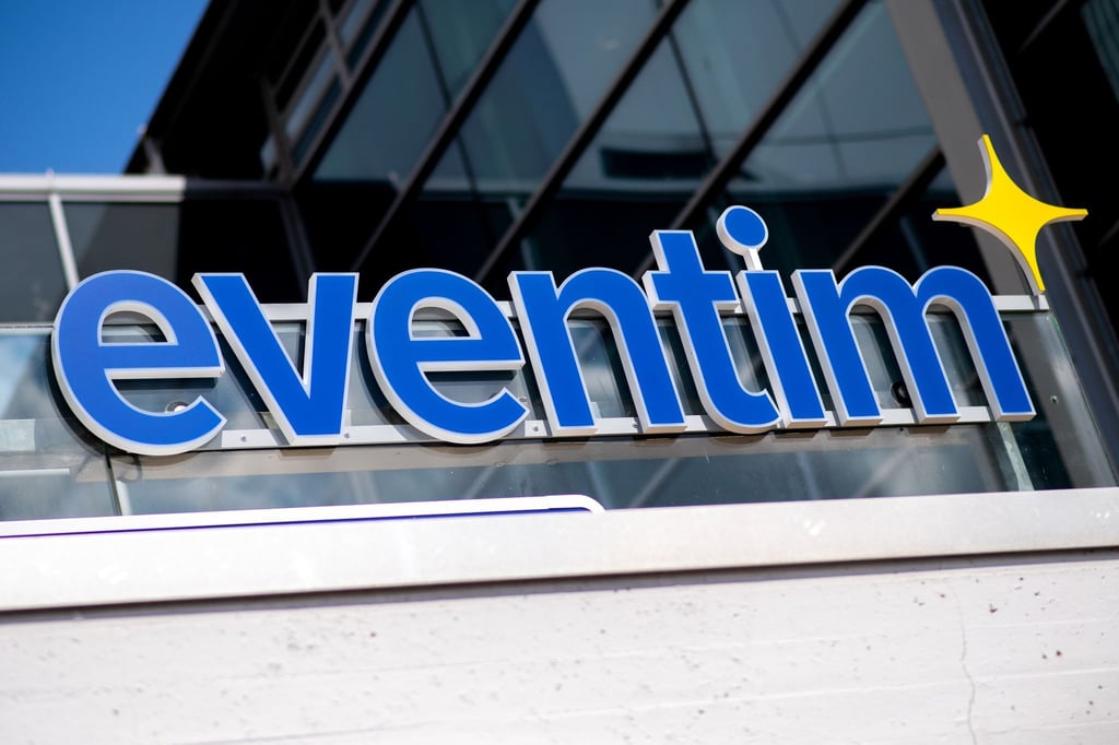 Das Logo von CTS Eventim hängt über einen Ticketschalter an der ÖVB-Arena.