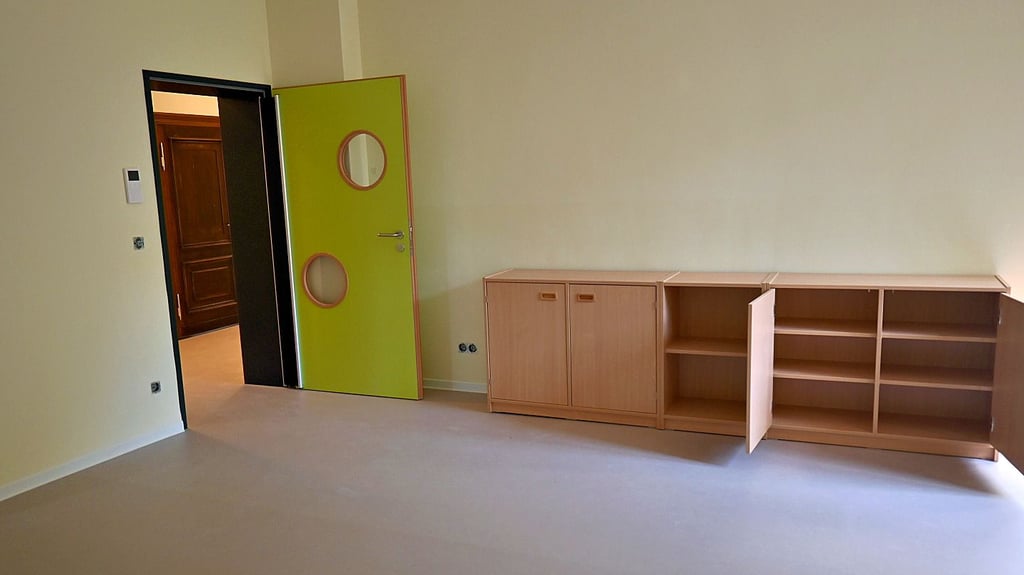 Die ersten Möbel stehen, untrügliches Zeichen dafür, dass die Bauarbeiten zu Ende gehen.