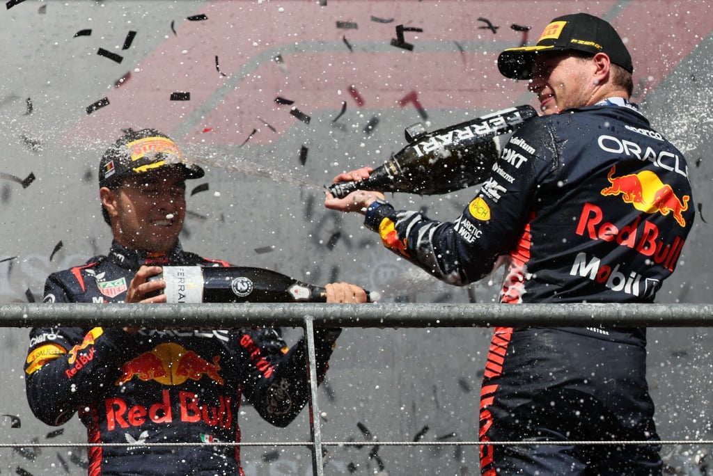 Der zweitplatzierte Sergio Perez (l) und der Sieger Max Verstappen feiern gemeinsam auf dem Podium.