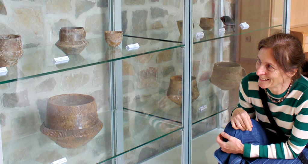 Auf der Walternienburger Burganlage waren anlässlich des Ortsjubiläums originale Fundstücke der steinzeitlichen Walternienburger Kultur ausgestellt. Andrea Weferling, die sich die Objekte anschaut, ist die Ur-Ur-Enkelin von Heinrich Gierspeck.