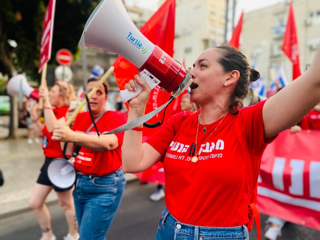 Die israelische Aktivistin Lee Hoffmann Agiv (r), aufgenommen bei einer Demonstration am 03. Juni. Sie gehört zu den Organisatorinnen eines Protestmarschs im strengreligiösen Tel Aviver Vorort Bnei Brak.
