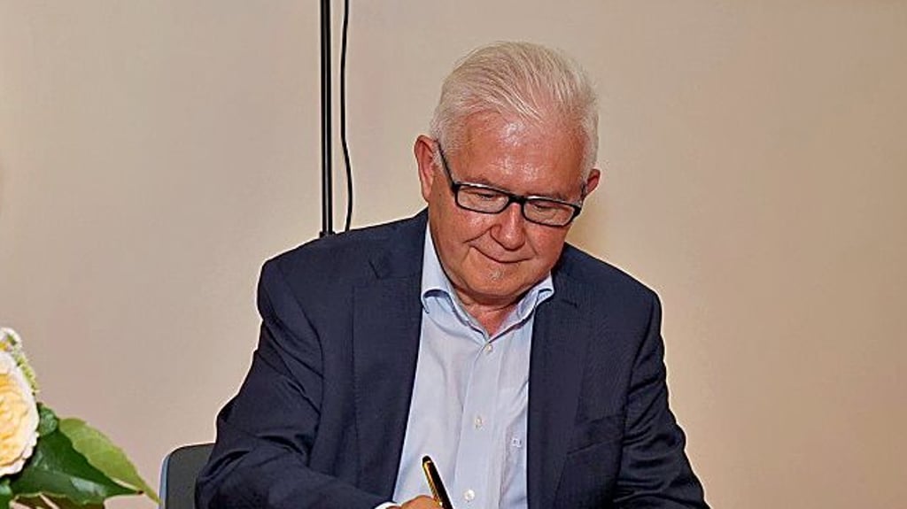 Ralf Poschmann beim Eintrag ins Goldene Buch.