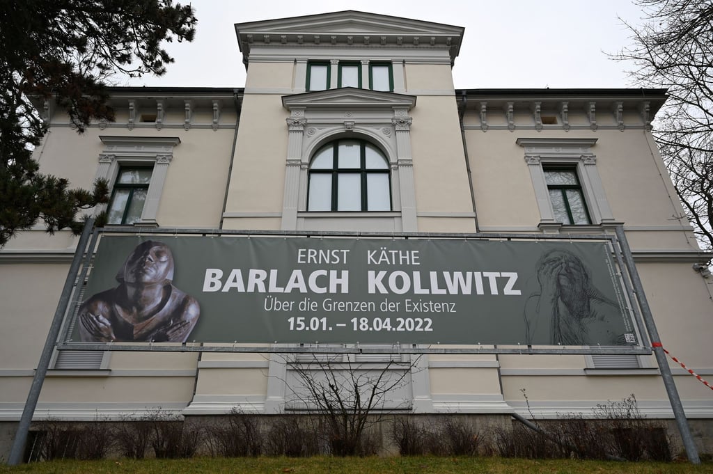 Ein Transparent wirbt für eine Ausstellung im Kunsthaus Apolda.