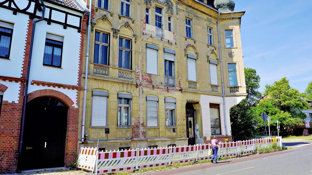 Einst war das Gebäude in der Genthiner Friedenstraße ein stattliches Bürgerhaus in dem Betriebe angesiedelt waren. Heute ist es dem Verfall preisgegeben. und Passanten dürfen den gehweg nicht mehr benutzen.
