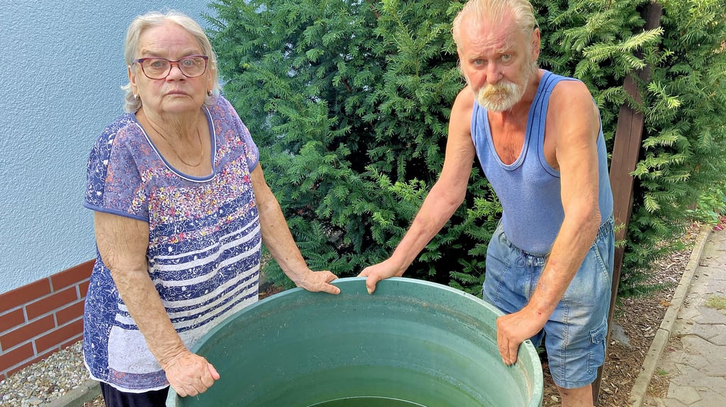 Birgit und Klaus Niemeck zählen zu den Bewohnern der Siedlungen zwischen Burg und Niegripp, die seit Tagen nur mit Brauchwasser versorgt werden. Die beiden Rentner nutzen Wasser aus einer Regentonne etwa beim Toilettengang.