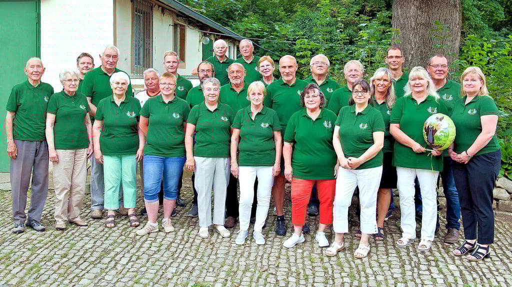 Immer auf der Höhe: ein Teil der Mitglieder der nun 90 Jahre alten Barneberger Gartensparte.