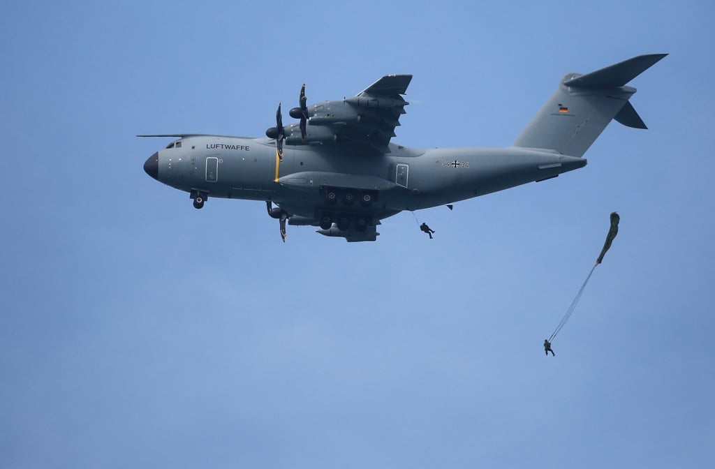 Soldaten eines Fallschirmjägerregiments springen im Rahmen einer Übung aus einem Airbus A400M.