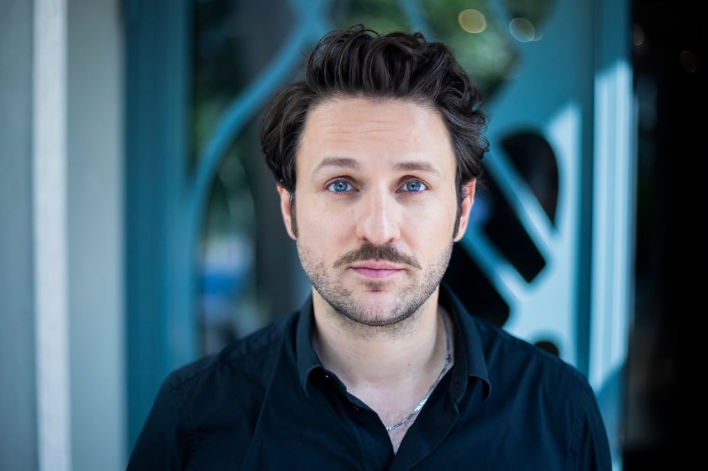 Dimitrij Schaad, Schauspieler, steht bei einem Fototermin mit der Deutschen Presse-Agentur.