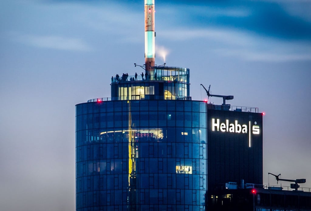 Der Schriftzug der Landesbank Hessen-Thüringen (Helaba)steht auf einem Gebäude.