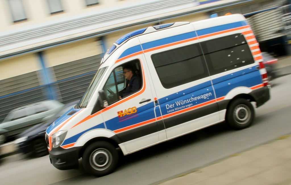 Ein sogenannter Wünschewagen des Arbeiter-Samariter-Bunds fährt durch eine Innenstadt.