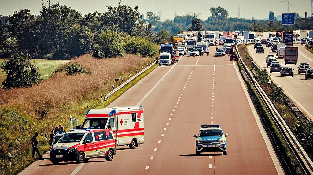 Nahe Köckern kollidierten zwei Autos. Die Autobahn wurde gesperrt.