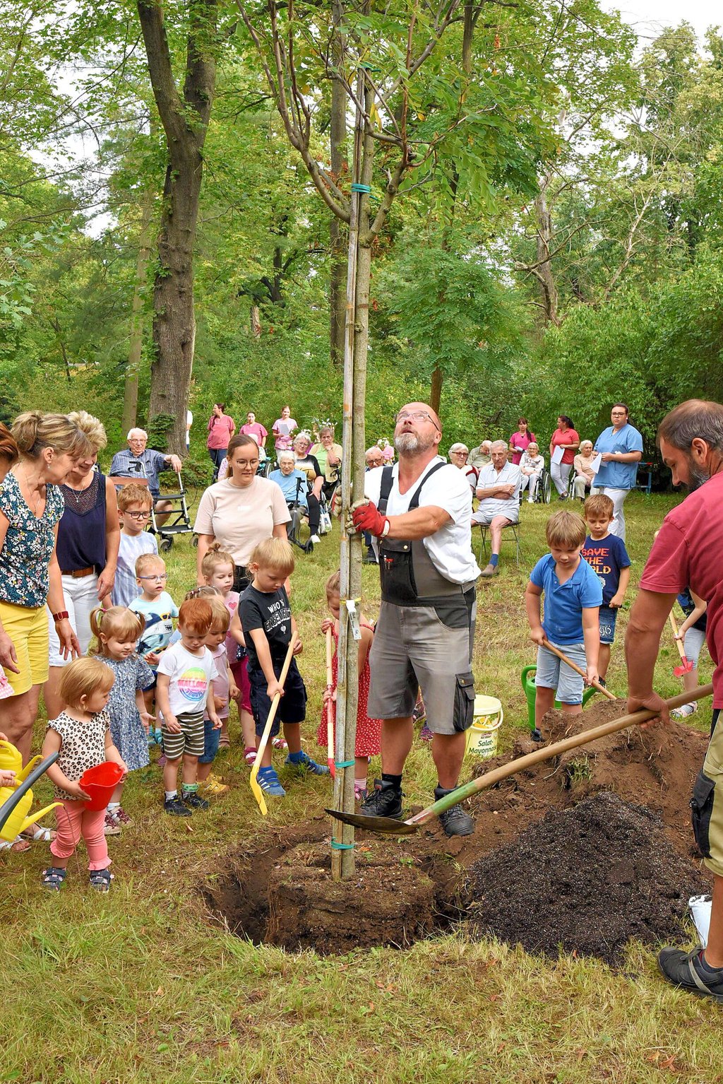 Im Gnadauer Park wurde gestern eine Rote Robinie gepflanzt. Die Haustechniker Steffen Körper und Carsten Kirchhoff setzten den Baum in die Erde. Die Kinder lauerten schon mit ihren kleinen Gießkannen.