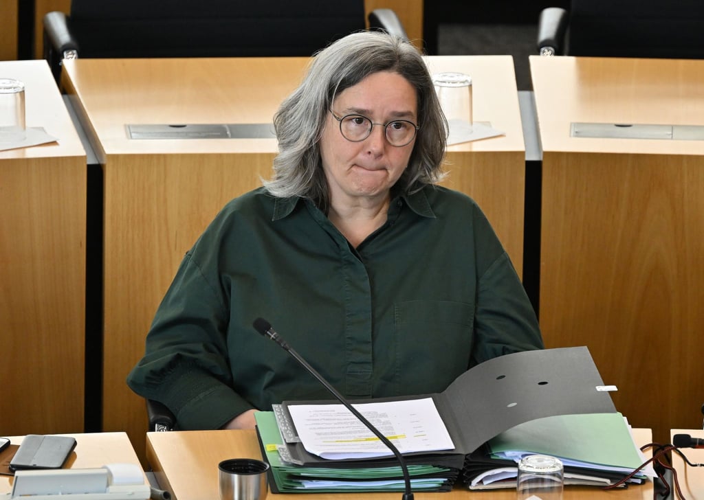 Heike Werner (Die Linke), Sozialministerin von Thüringen, während der Sitzung des Thüringer Landtags in Erfurt.
