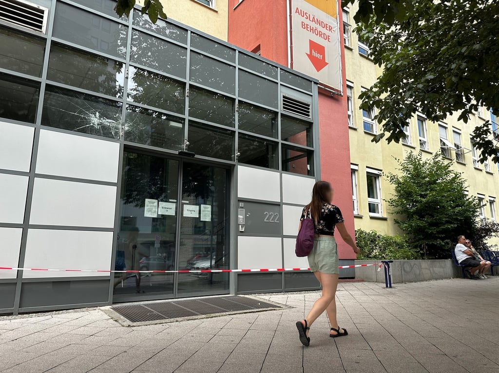 Die Ausländerbehörde der Landeshauptstadt Magdeburg am Breiten Weg: Noch ist der Hauptzugang nach der Attacke gesperrt, die eingeschlagenen Scheiben sind mit Platten gesichert. In den nächsten Tagen sollen die Schäden behoben werden und der Haupteingang wieder öffnen.