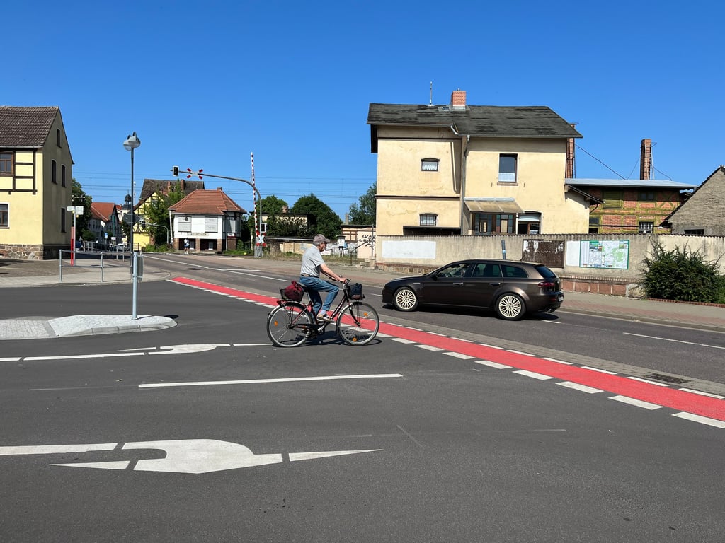 Die neue Kreuzung an der Bahnhofseinfahrt ist nach wie vor ein Gefahrenschwerpunkt, schätzt Fachmann Werner Hartig ein. Es fehlen unter anderem Richtungspfeile, Fahrrad-Abbiegestreifen und Borsteinabsenkungen, die keine Gefahr darstellen.