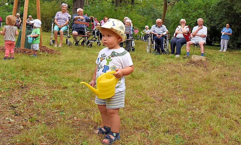Johannes steht noch ein bisschen verloren da. Im Hintergrund amüsiert sich das „Publikum “ aus dem Altenheim.