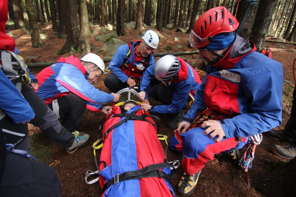 Mitglieder der Bergwacht Harz nehmen an einer Übung teil.