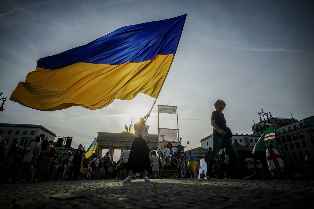 Im Rahmen des Ukrainischen Unabhängigkeitstages demonstrieren Menschen vor dem Brandenburger Tor.