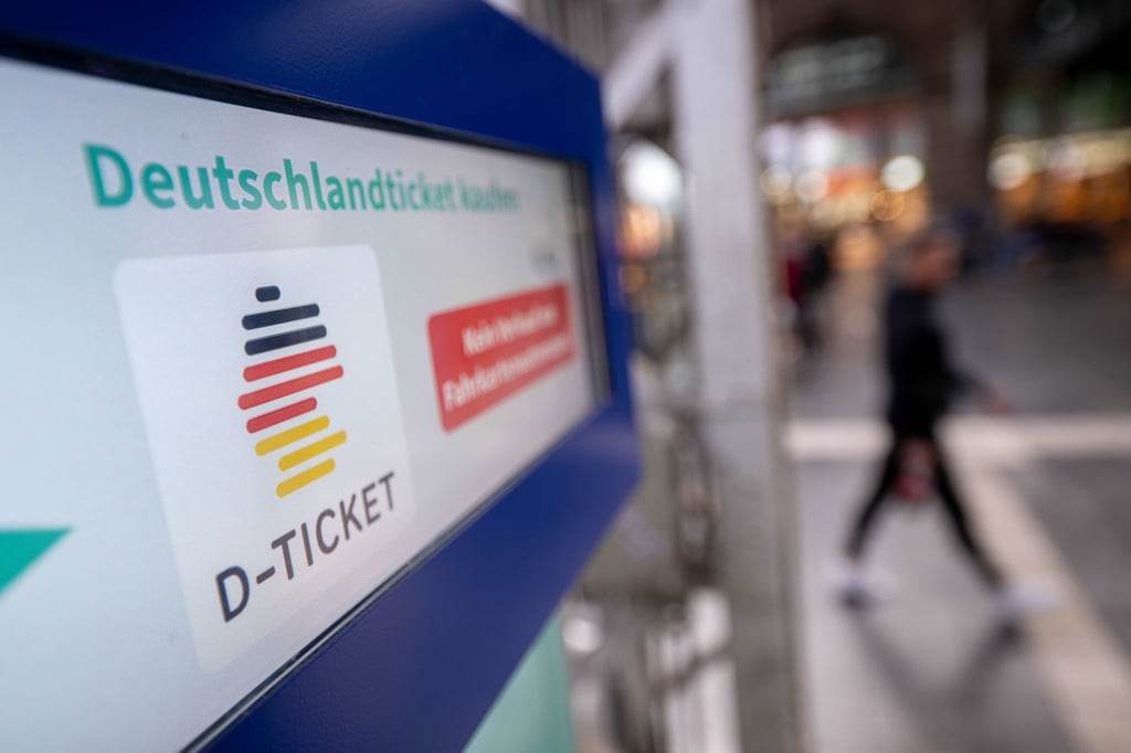 Auch für Minijobber ein mögliches Extra: Das Deutschlandticket, mit dem man bundesweit mobil im Regional- und Nahverkehr unterwegs ist. Manche Arbeitgeber erstatten ihren Beschäftigten die Kosten dafür.