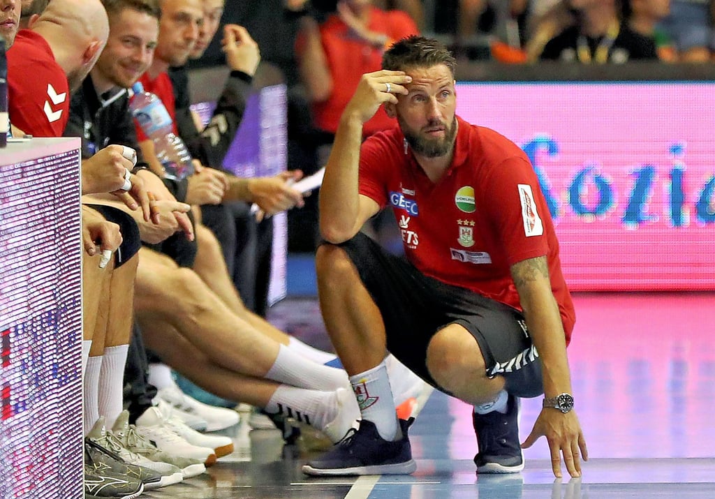 Ein Foto mit Symbolcharakter: Während die SCM-Spieler auch mit der nötigen Lockerheit an die Aufgabe in Wetzlar gehen sollen, muss sich Trainer Bennet Wiegert im Kopf auf alles vorbereiten.