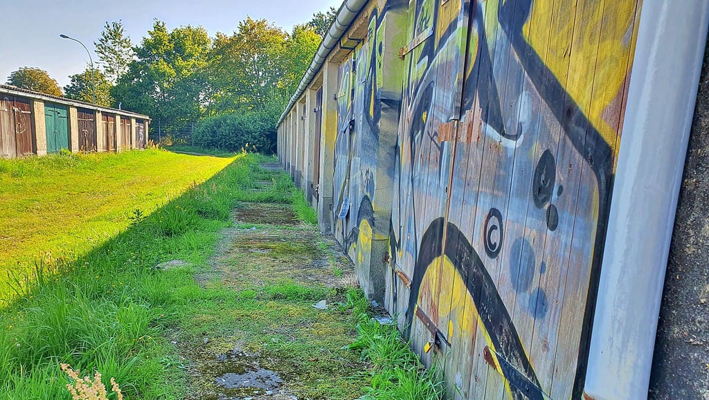 Die Garagen-Komplexe aus DDR-Zeiten unweit der Gartenstraße werden nur noch teilweise genutzt. Oftmals dienen sie als Müllabladeplatz.