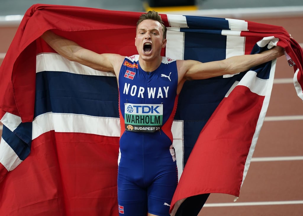Der neue Weltmeister Karsten Warholm (Norwegen) jubelt im Ziel.