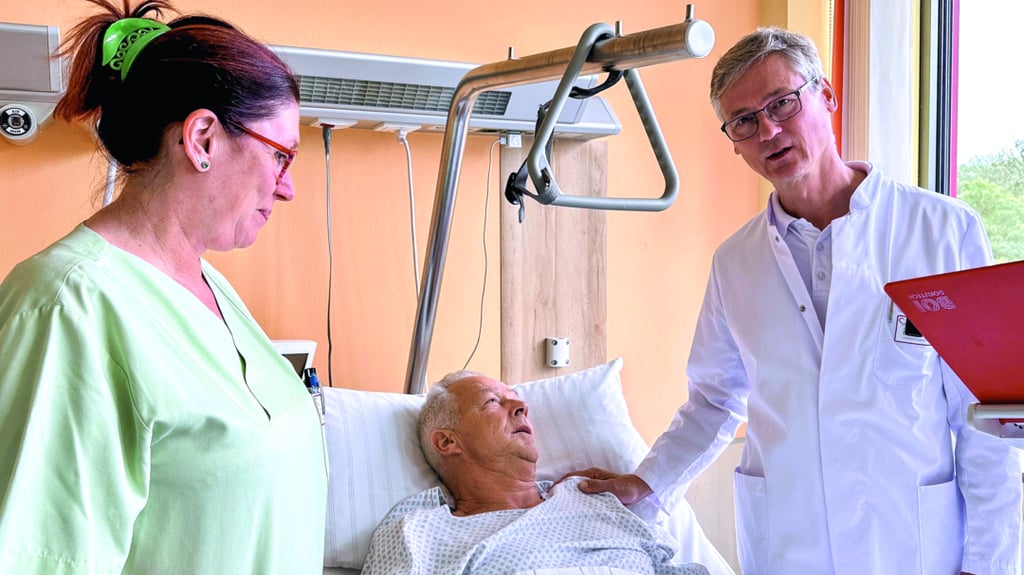 Chefarzt Dr. Kaith Letzel und Stationsschwester Eike Rockstedt während der Visite bei ihrem Patienten Dieter Hartmann.