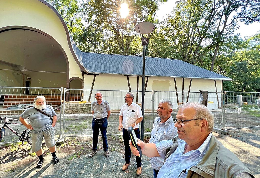 Hochbauamtsleiter Rüdiger Ihl (rechts) erläutert den Mitgliedern des Bauausschusses den Fortschritt bei der Kurmuschel-Restaurierung.