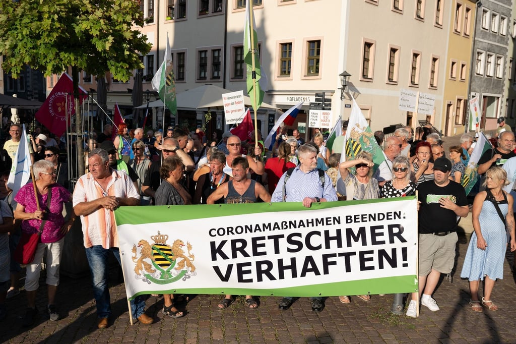Anhänger der rechtsextremen Kleinstpartei „Freie Sachsen“ in Pirna.