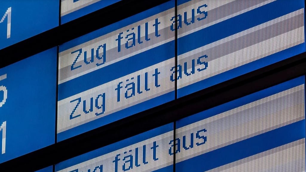 Züge fallen aus: Weil die Deutsche Bahn in Magdeburg baut, kommt es ab Dienstag, 29. August, zu Einschränkungen im Zugverkehr. Symbolbild: