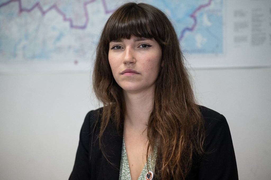 Carla Hinrichs sitzt im einem Saal im Amtsgericht Tiergarten.