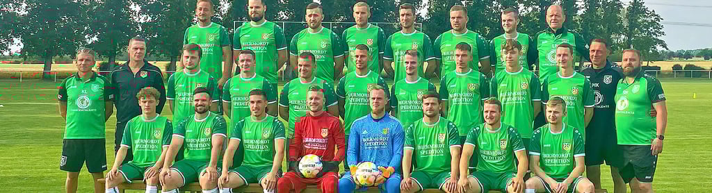 Der TSV Grün-Weiß Kleinmühlingen/Zens in der Spielzeit 2023/2024. Da viele Spieler aus der eigenen A-Jugend den Sprung in die Landesliga wagen, kann Coach Kevin Lindner (Mitte/links) auf einen großen Kader bauen.
