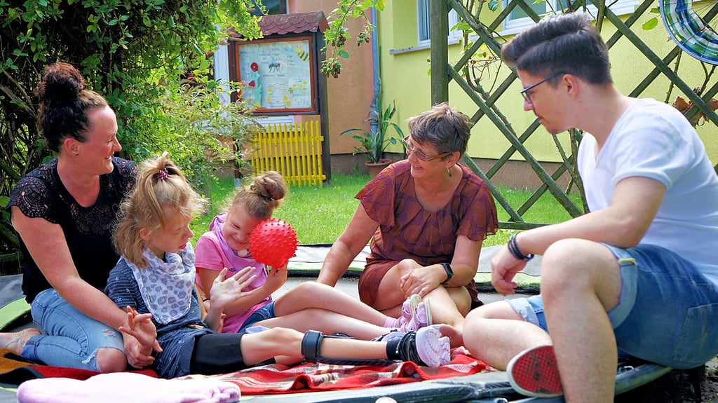 Mia Salomon und Nathalie Pioch (v.l.) besuchen die Gerhard-Schöne-Schule in Wolmirstedt und werden von Elke Doebberthin , Anett Grabowski und Max Wagner intensiv betreut.