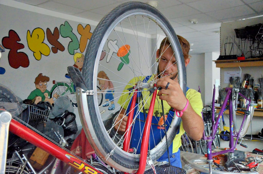 Sandro Schuhmann ist einer der Teilnehmer in der Fahrradwerkstatt in Staßfurt. Der 26-Jährige repariert in der Karlstraße in Leopoldshall Fahrräder. Nicht nur für Staßfurter. Kunden gibt es bis Schwaneberg und Neu Königsaue.